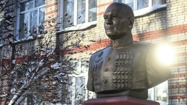 Бюст дважды Героя России Михаила Гудкова