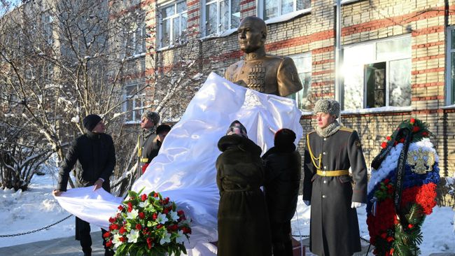 Церемония открытия бюста дважды Героя России Михаила Гудкова на территории лицея №81 в Новосибирске
