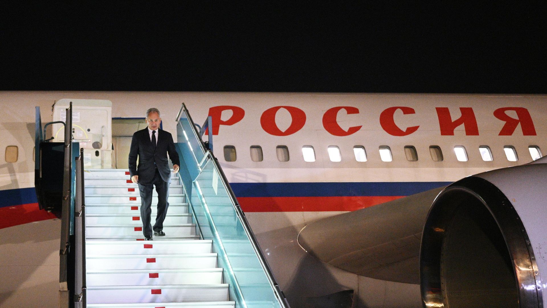 Секретарь Совета безопасности РФ Сергей Шойгу во время встречи в аэропорту Нойбай в Ханое. 8 декабря 2025 Секретарь Совета безопасности РФ Сергей Шойгу во время встречи в аэропорту Нойбай в Ханое. 8 декабря 2025 - РИА Новости, 1920, 08.12.2025