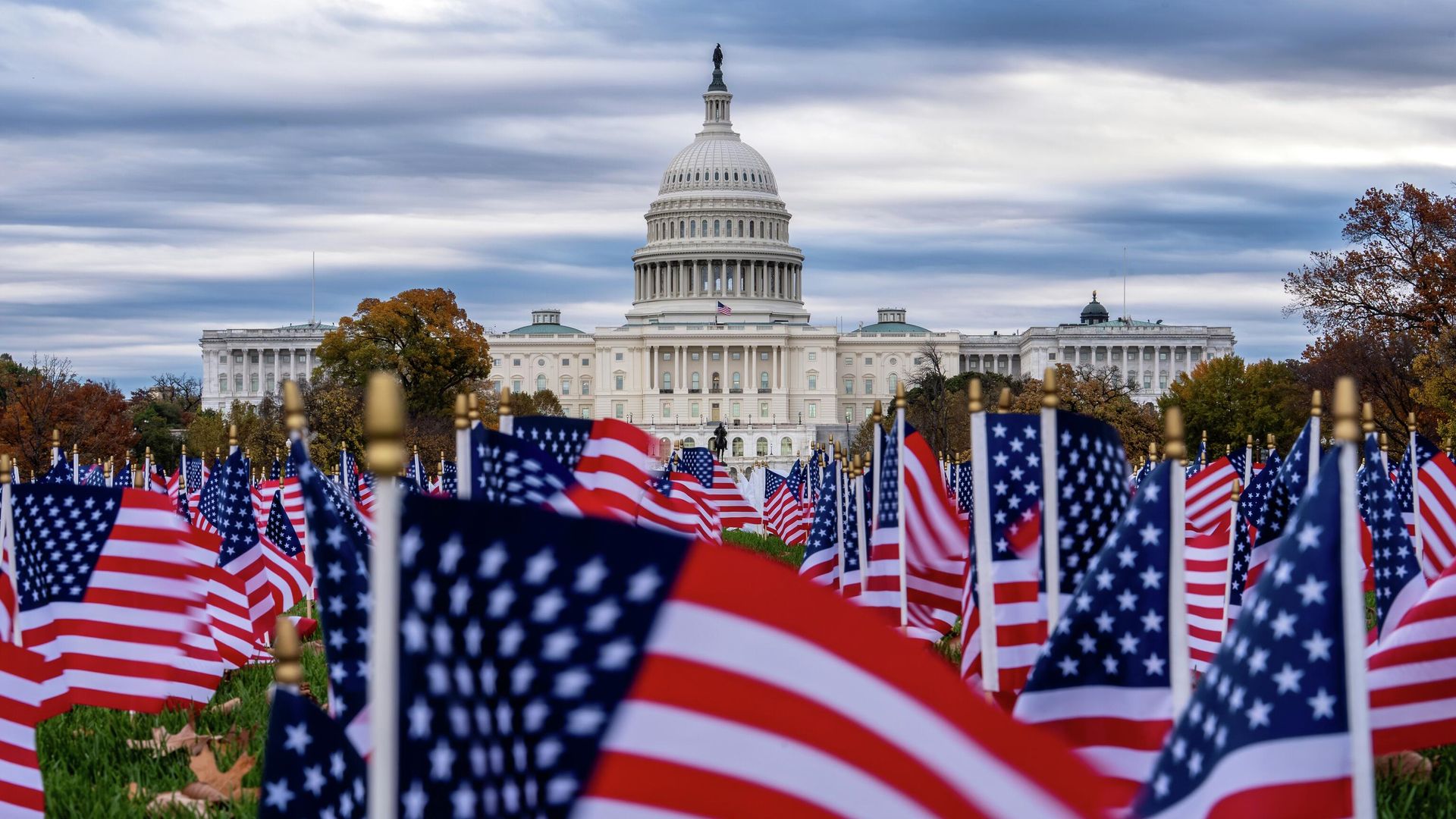 Флаги США возле здания Капитолия в Вашингтоне Флаги США возле здания Капитолия в Вашингтоне - РИА Новости, 1920, 17.12.2025