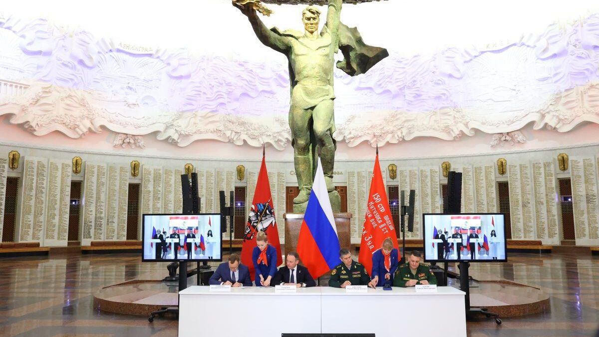 Церемония гашения почтовых марок, посвященных связанным с Курской областью Героям Российской Федерации Марату Тибилову и Артуру Лапшину Церемония гашения почтовых марок, посвященных связанным с Курской областью Героям Российской Федерации Марату Тибилову и Артуру Лапшину - РИА Новости, 1920, 09.12.2025