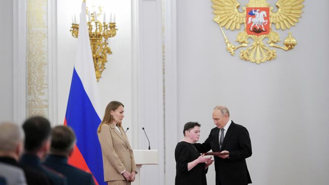 Президент России Владимир Путин вручает награду Героя России матери погибшего на СВО сержанта Никиты Афанасьева