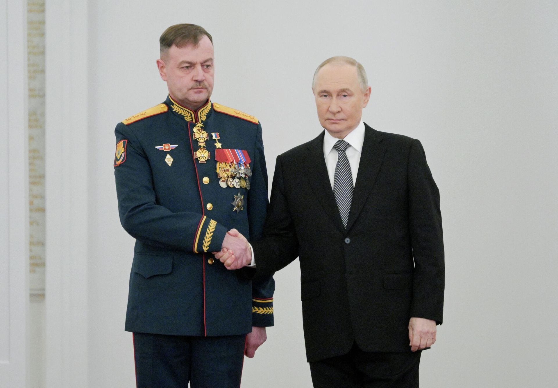 Президент РФ Владимир Путин вручает медаль Золотая Звезда Героя Российской Федерации генерал-полковнику Андрею Иванаеву на торжественном мероприятии по случаю празднования Дня Героев Отечества Президент РФ Владимир Путин вручает медаль Золотая Звезда Героя Российской Федерации генерал-полковнику Андрею Иванаеву на торжественном мероприятии по случаю празднования Дня Героев Отечества - РИА Новости, 1920, 09.12.2025
