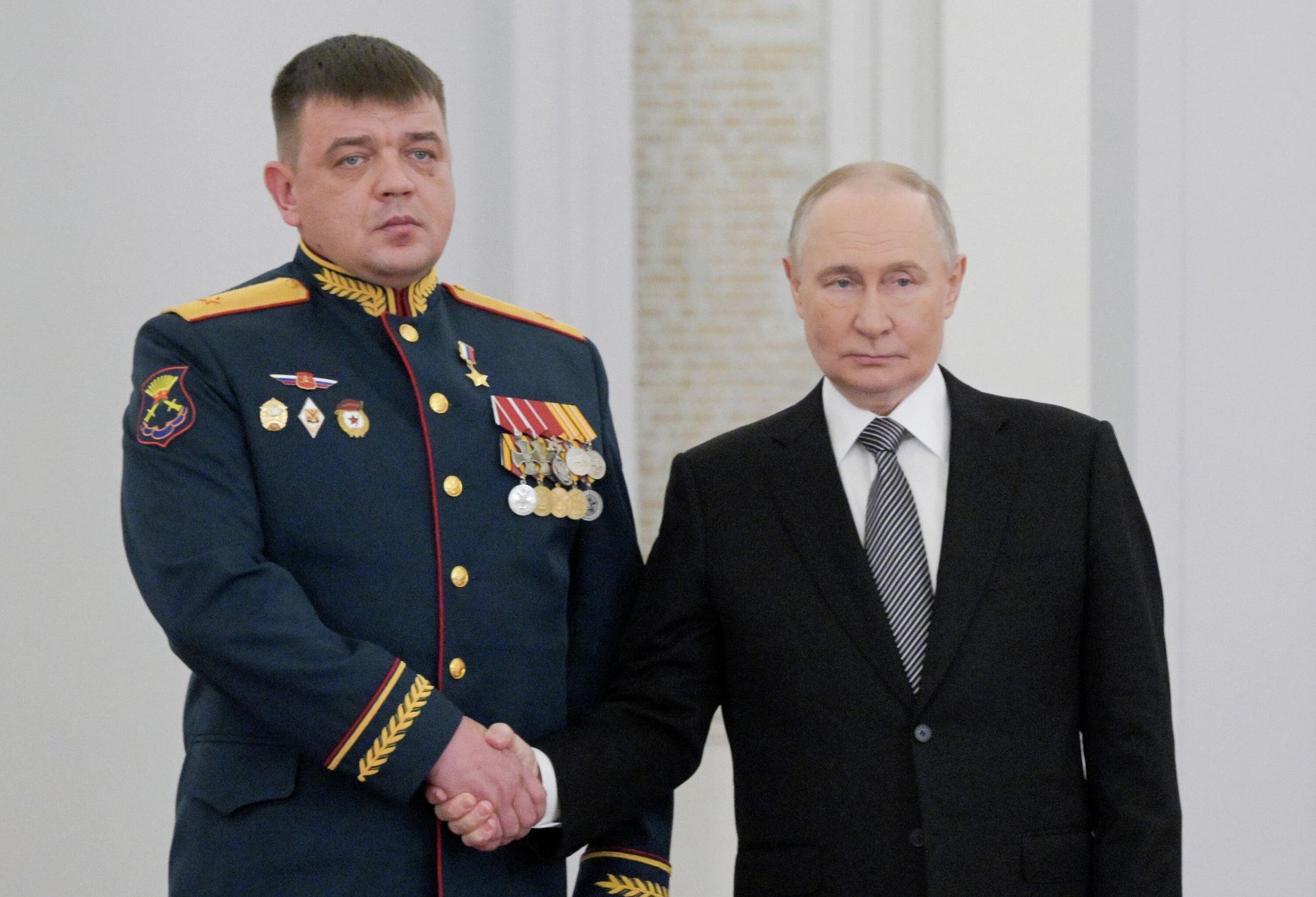 Президент РФ Владимир Путин вручил медаль Золотая Звезда Героя Российской Федерации генерал-майору Александру Майданкину на торжественном мероприятии по случаю празднования Дня Героев Отечества Президент РФ Владимир Путин вручил медаль Золотая Звезда Героя Российской Федерации генерал-майору Александру Майданкину на торжественном мероприятии по случаю празднования Дня Героев Отечества - РИА Новости, 1920, 09.12.2025
