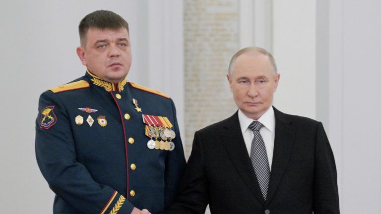 Президент РФ Владимир Путин вручил медаль Золотая Звезда Героя Российской Федерации генерал-майору Александру Майданкину на торжественном мероприятии по случаю празднования Дня Героев Отечества