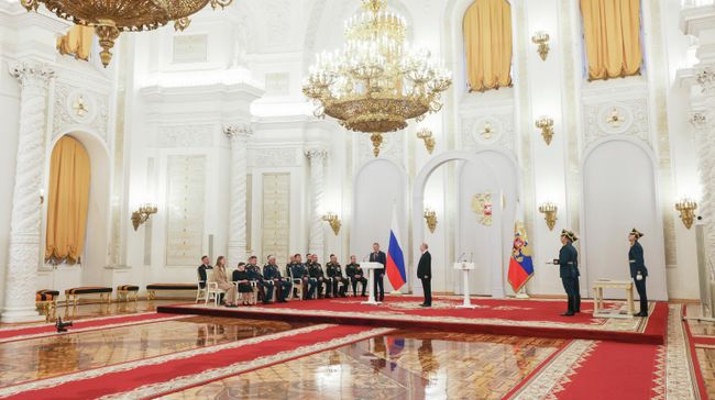 Президент РФ Владимир Путин вручает медали Героям России на торжественном мероприятии по случаю празднования Дня Героев Отечества. 9 декабря 2025
