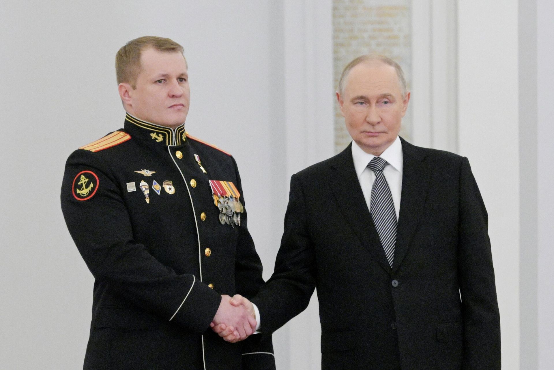 Президент РФ Владимир Путин вручает медаль Золотая Звезда Героя Российской Федерации майору Евгению Саввину на торжественном мероприятии по случаю празднования Дня Героев Отечества Президент РФ Владимир Путин вручает медаль Золотая Звезда Героя Российской Федерации майору Евгению Саввину на торжественном мероприятии по случаю празднования Дня Героев Отечества - РИА Новости, 1920, 09.12.2025