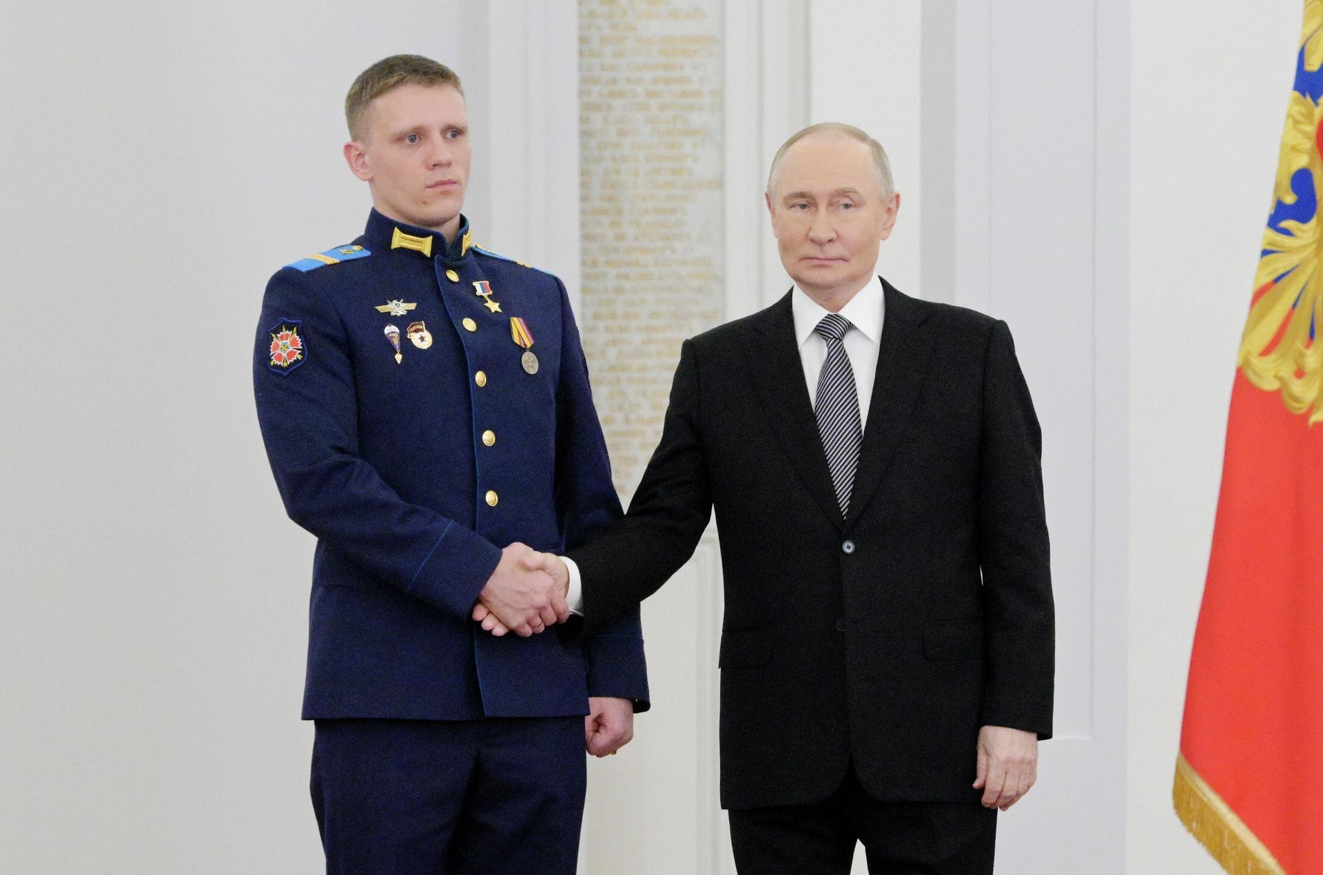 Президент РФ Владимир Путин вручил медаль Золотая Звезда Героя Российской Федерации младшему сержанту Михаилу Тамбовцеву на торжественном мероприятии по случаю празднования Дня Героев Отечества Президент РФ Владимир Путин вручил медаль Золотая Звезда Героя Российской Федерации младшему сержанту Михаилу Тамбовцеву на торжественном мероприятии по случаю празднования Дня Героев Отечества - РИА Новости, 1920, 09.12.2025