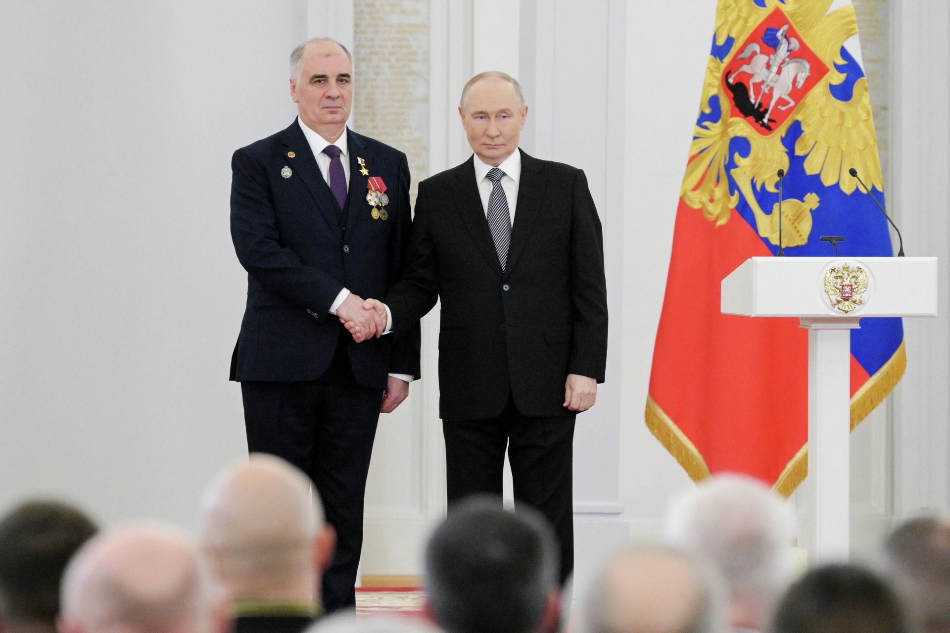 Президент РФ Владимир Путин вручает медаль Золотая Звезда Героя Российской Федерации шеф-пилоту, летчику-испытателю компании Туполев Виктору Минашкину Президент РФ Владимир Путин вручает медаль Золотая Звезда Героя Российской Федерации шеф-пилоту, летчику-испытателю компании Туполев Виктору Минашкину - РИА Новости, 1920, 09.12.2025