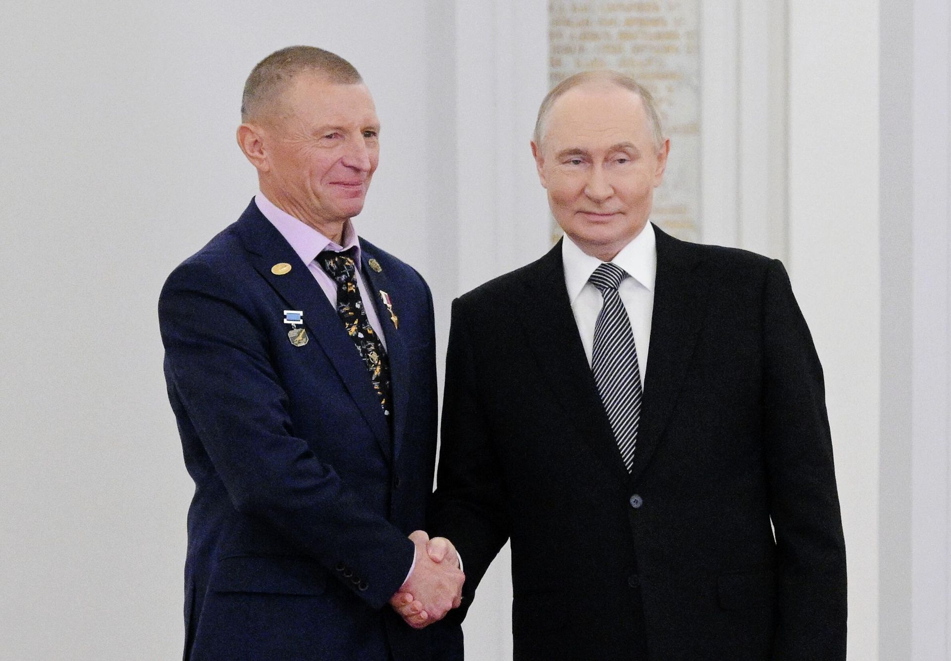 Президент РФ Владимир Путин вручает медаль Золотая Звезда Героя Российской Федерации командиру летного отряда, летчику-испытателю компании Яковлев Леониду Чекунову Президент РФ Владимир Путин вручает медаль Золотая Звезда Героя Российской Федерации командиру летного отряда, летчику-испытателю компании Яковлев Леониду Чекунову - РИА Новости, 1920, 09.12.2025