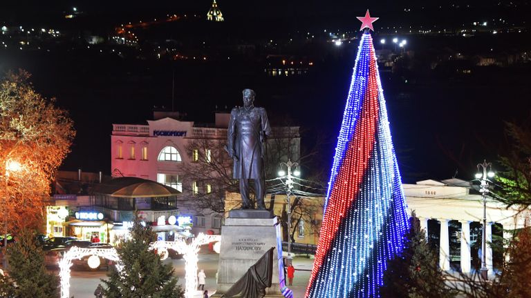 Новогодняя елка в центре Севастополя