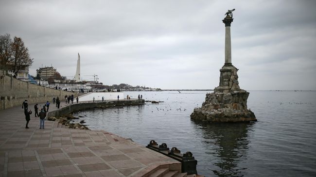 Памятник затопленным кораблям в Севастополе