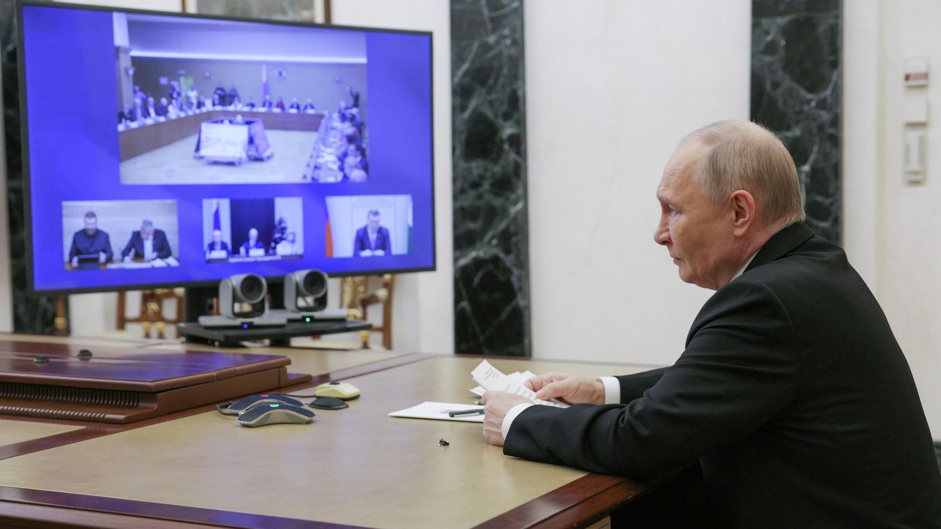 Президент РФ Владимир Путин в режиме видеоконференции принимает участие в заседании Совета при президенте РФ по развитию гражданского общества и правам человека Президент РФ Владимир Путин в режиме видеоконференции принимает участие в заседании Совета при президенте РФ по развитию гражданского общества и правам человека - РИА Новости, 1920, 09.12.2025