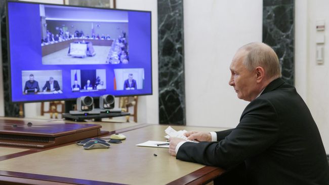 Президент РФ Владимир Путин в режиме видеоконференции принимает участие в заседании Совета при президенте РФ по развитию гражданского общества и правам человека