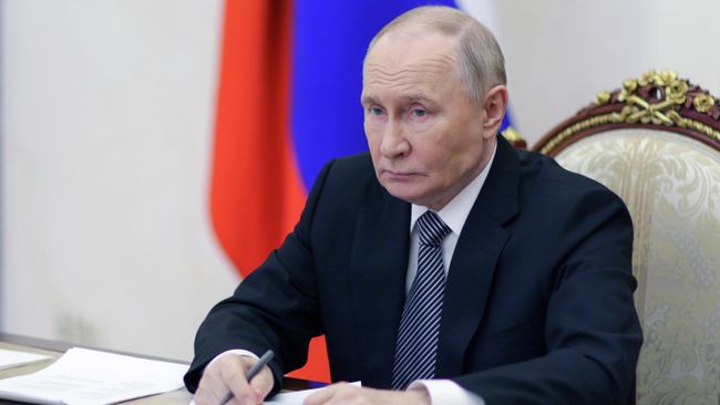 Президент РФ Владимир Путин в режиме видеоконференции принимает участие в заседании Совета при президенте РФ по развитию гражданского общества и правам человека