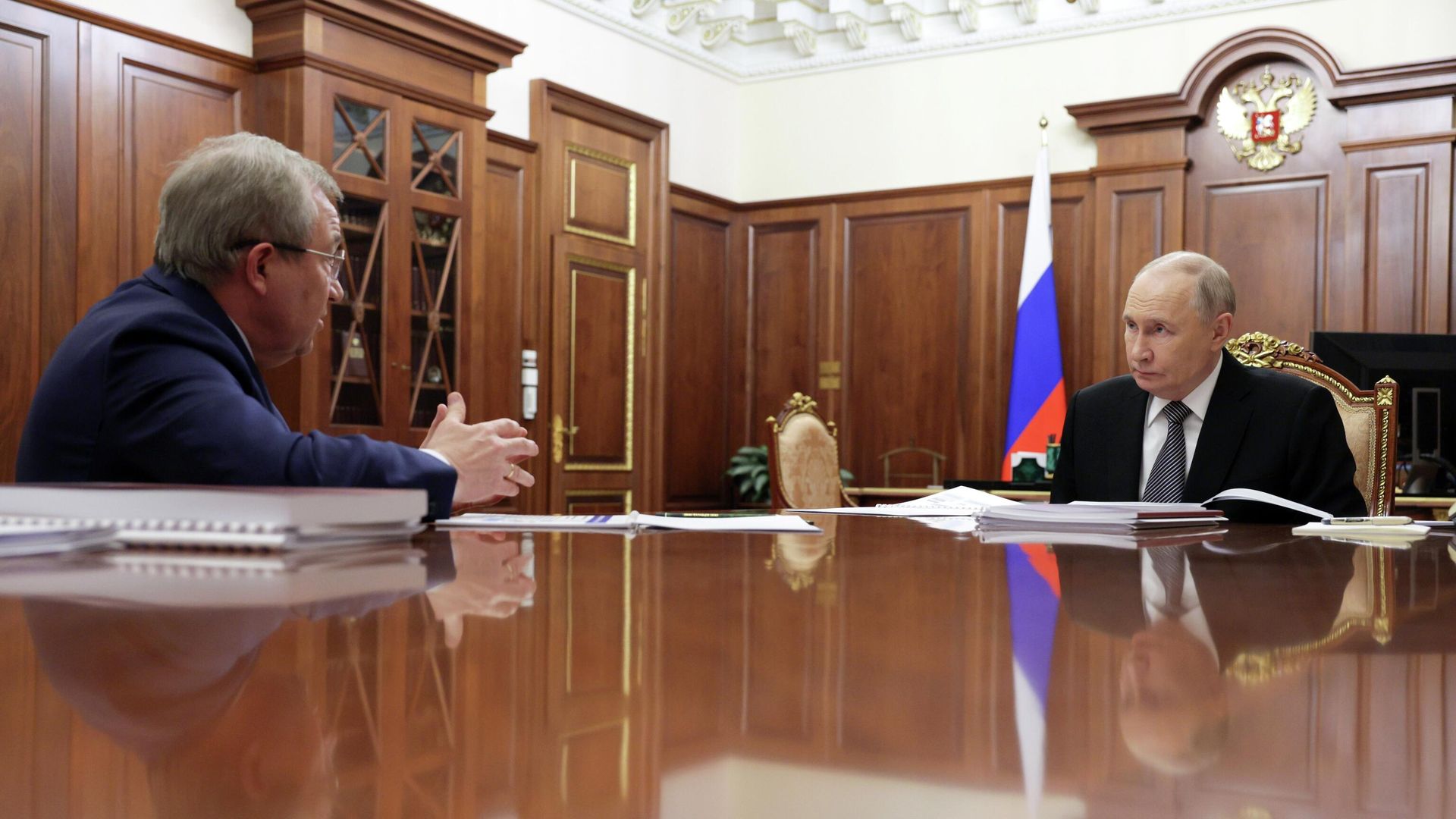 Президент РФ Владимир Путин и президент Российской академии наук Геннадий Красников во время встречи - РИА Новости, 1920, 09.12.2025
