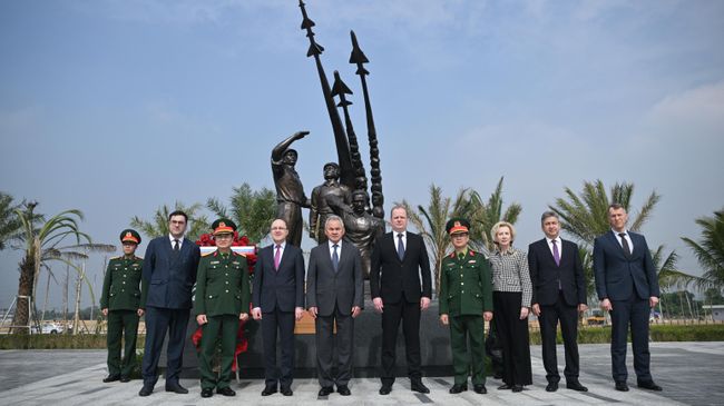 Секретарь Совета безопасности РФ Сергей Шойгу и чрезвычайный и полномочный посол России во Вьетнаме Геннадий Бездетко у памятника советским военным специалистам, помогавшим Вьетнаму в годы национально-освободительной войны в Ханое. 10 декабря 2025