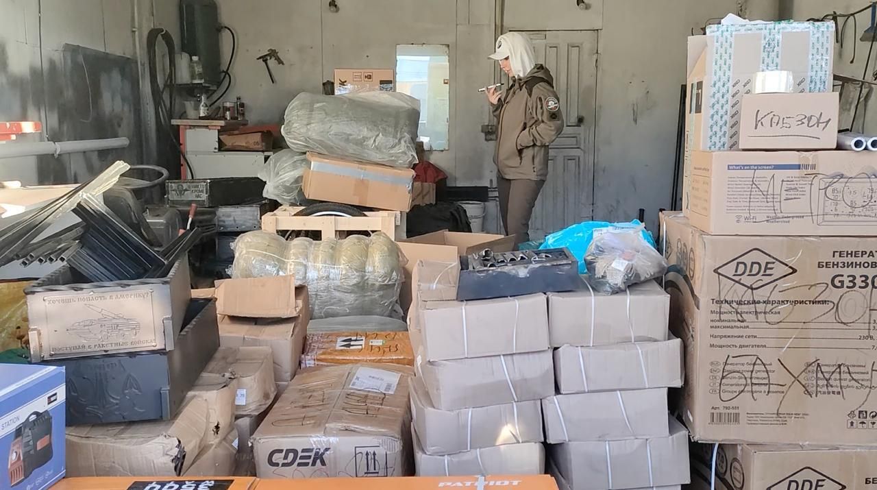 Волонтеры на складе с гуманитарной помощью Волонтеры на складе с гуманитарной помощью - РИА Новости, 1920, 10.12.2025