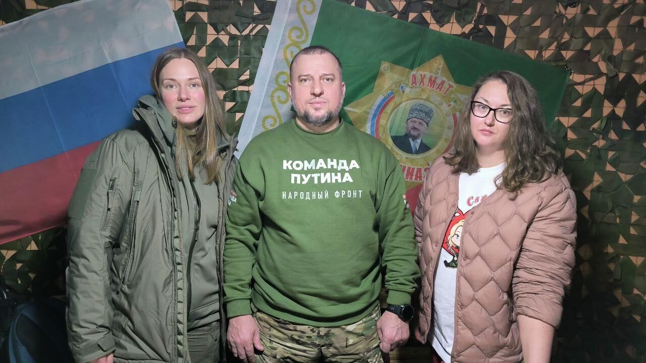 Елена и Екатерина вместе с Апти Алаутдиновым Елена и Екатерина вместе с Апти Алаутдиновым - РИА Новости, 1920, 10.12.2025