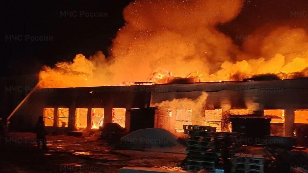 Ликвидация пожара на складе в Находке Приморского края. 10 декабря 2025 - РИА Новости, 1920, 10.12.2025