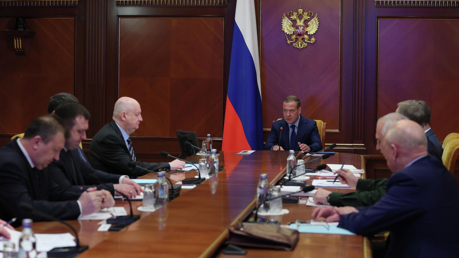 Заместитель председателя Совета безопасности РФ Дмитрий Медведев проводит совещание по вопросам доукомплектования Вооруженных Сил РФ военнослужащими по контракту. 10 декабря 2025 - РИА Новости, 1920, 10.12.2025