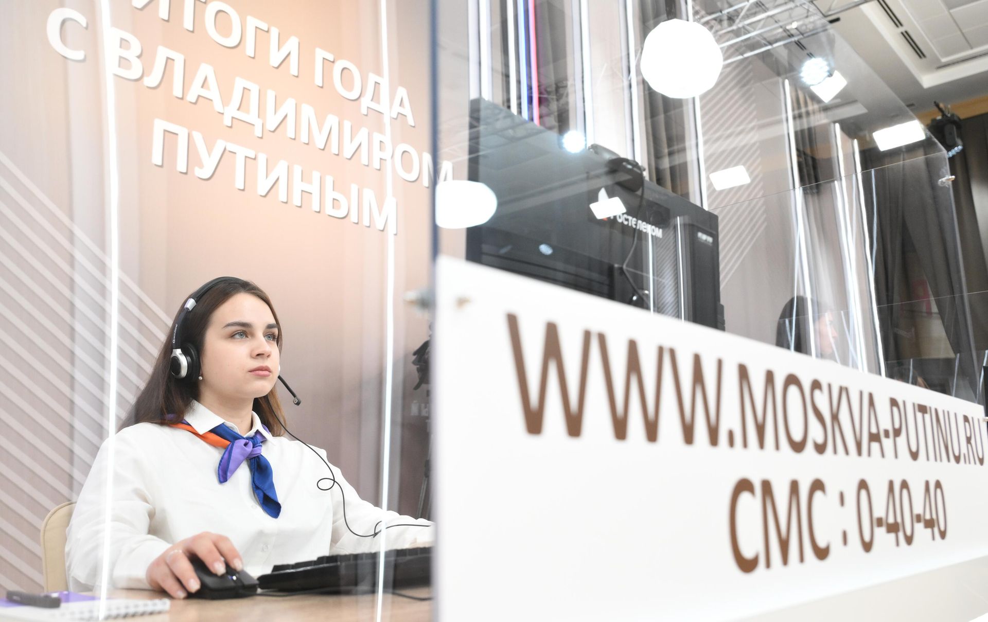Работа кол-центра прямой линии с президентом России Владимиром Путиным Работа кол-центра прямой линии с президентом России Владимиром Путиным - РИА Новости, 1920, 18.12.2025