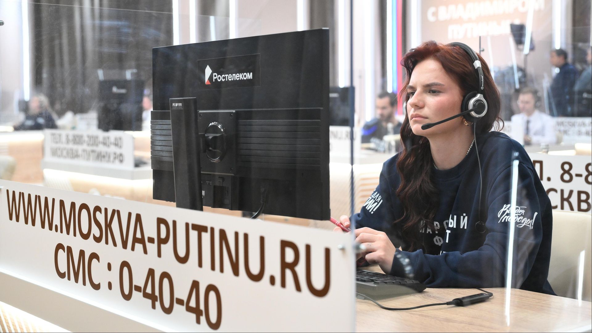 Работа колл-центра прямой линии с президентом РФ Владимиром Путиным Работа колл-центра прямой линии с президентом РФ Владимиром Путиным - РИА Новости, 1920, 18.12.2025