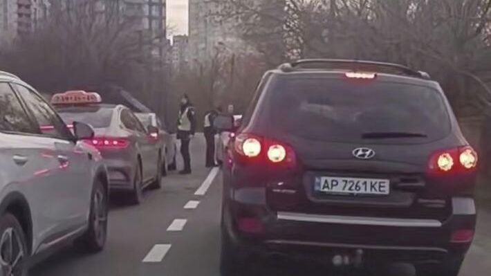 Полиция и ТЦК перекрыли улицу Тепловозную в Киеве для проверки документов у всех водителей Полиция и ТЦК перекрыли улицу Тепловозную в Киеве для проверки документов у всех водителей - РИА Новости, 1920, 14.12.2025