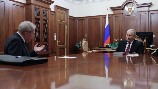 Президент РФ Владимир Путин и председатель Конституционного суда РФ Валерий Зорькин во время встречи в Кремле