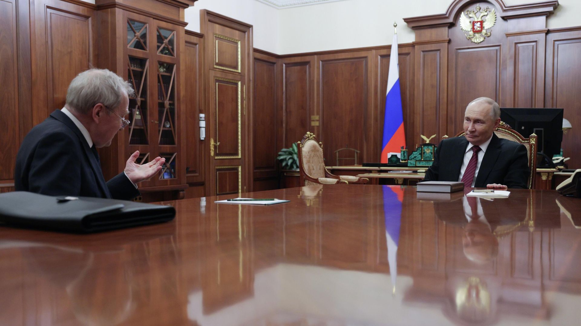 Владимир Путин и Валерий Зорькин во время встречи в Кремле Владимир Путин и Валерий Зорькин во время встречи в Кремле - РИА Новости, 1920, 11.12.2025