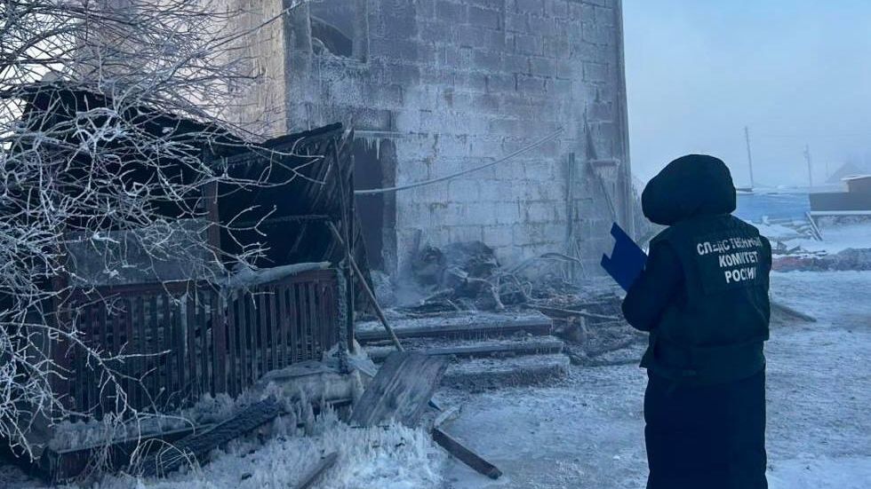 Сотрудник СК на месте пожара в селе Октемцы, Якутия Сотрудник СК на месте пожара в селе Октемцы, Якутия - РИА Новости, 1920, 11.12.2025