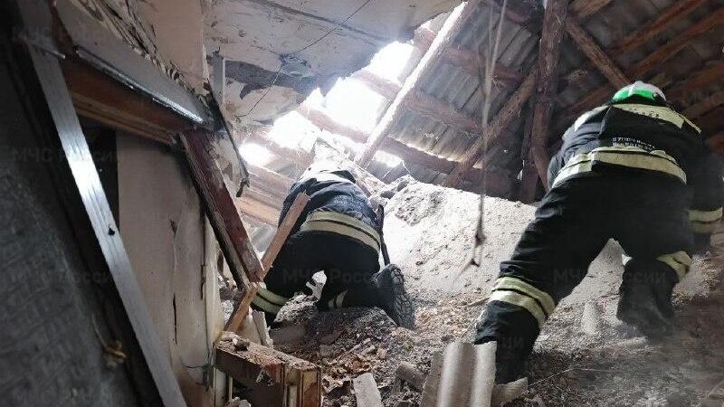 Сотрудники МЧС России на месте взрыва бытового газа в 4-этажном многоквартирном доме в городе Петров Вал Волгоградской области - РИА Новости, 1920, 11.12.2025