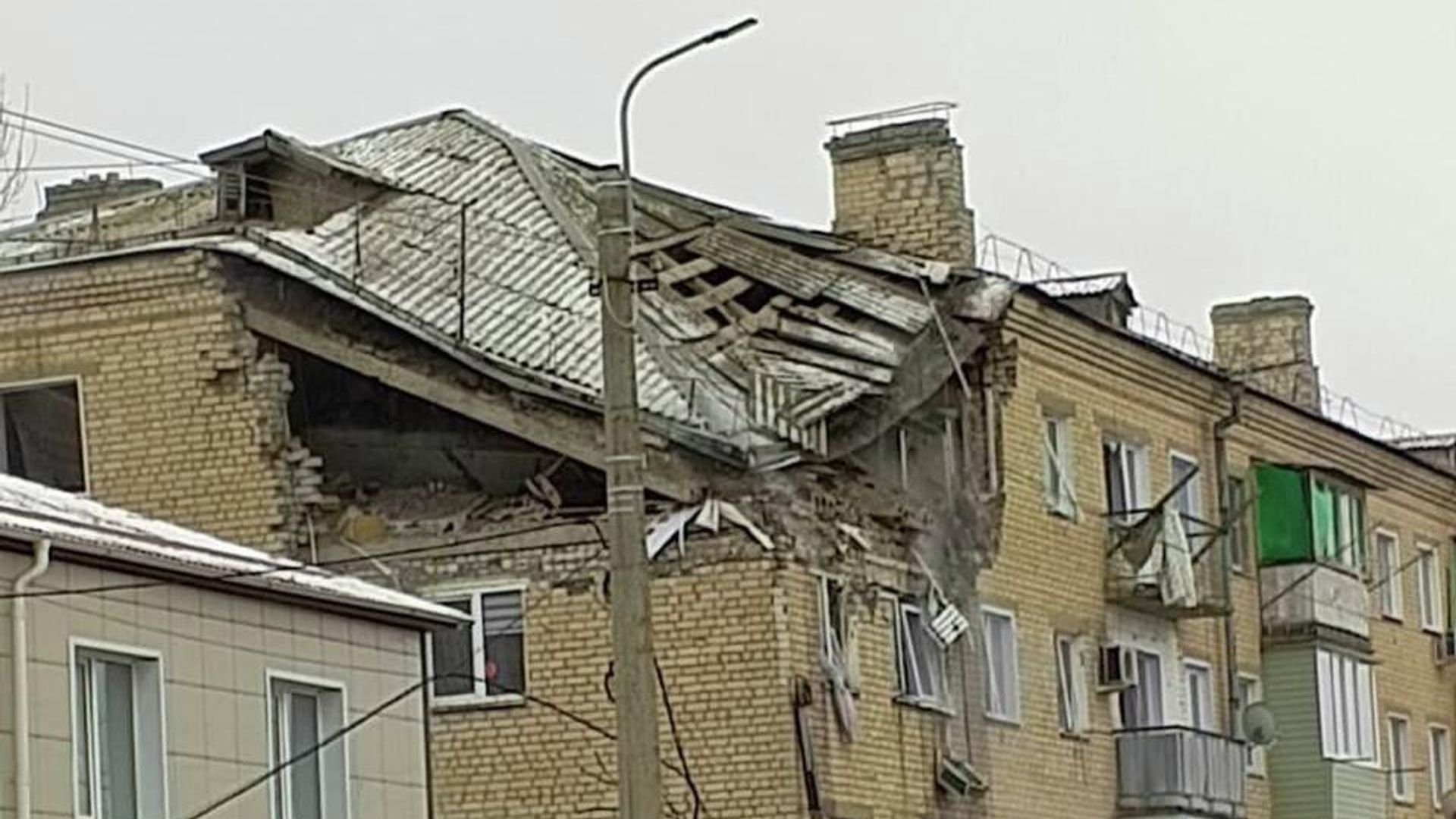 Последствия взрыва бытового газа в 4-этажном многоквартирном доме в городе Петров Вал Волгоградской области - РИА Новости, 1920, 11.12.2025