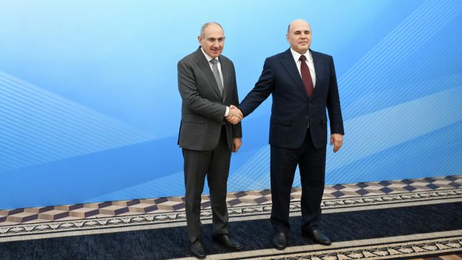 Председатель правительства РФ Михаил Мишустин и премьер-министр Армении Никол Пашинян перед началом заседания Евразийского межправительственного совета в Москве. 11 декабря 2025