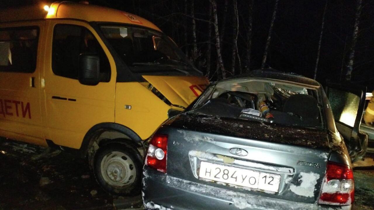 Последствия столкновении легкового автомобиля со школьным автобусом в Марий Эл Последствия столкновении легкового автомобиля со школьным автобусом в Марий Эл - РИА Новости, 1920, 11.12.2025
