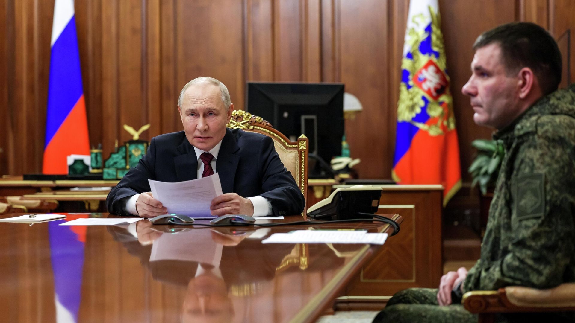 Владимир Путин проводит в режиме видеоконференции совещание по ситуации в зоне СВО. Справа: командир 123-й мотострелковой бригады Денис Пирогов - РИА Новости, 1920, 11.12.2025