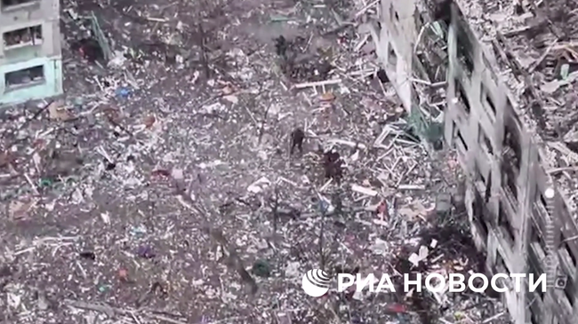 Украинские военные сдаются в плен ВС России в Димитрове. Кадр из видео