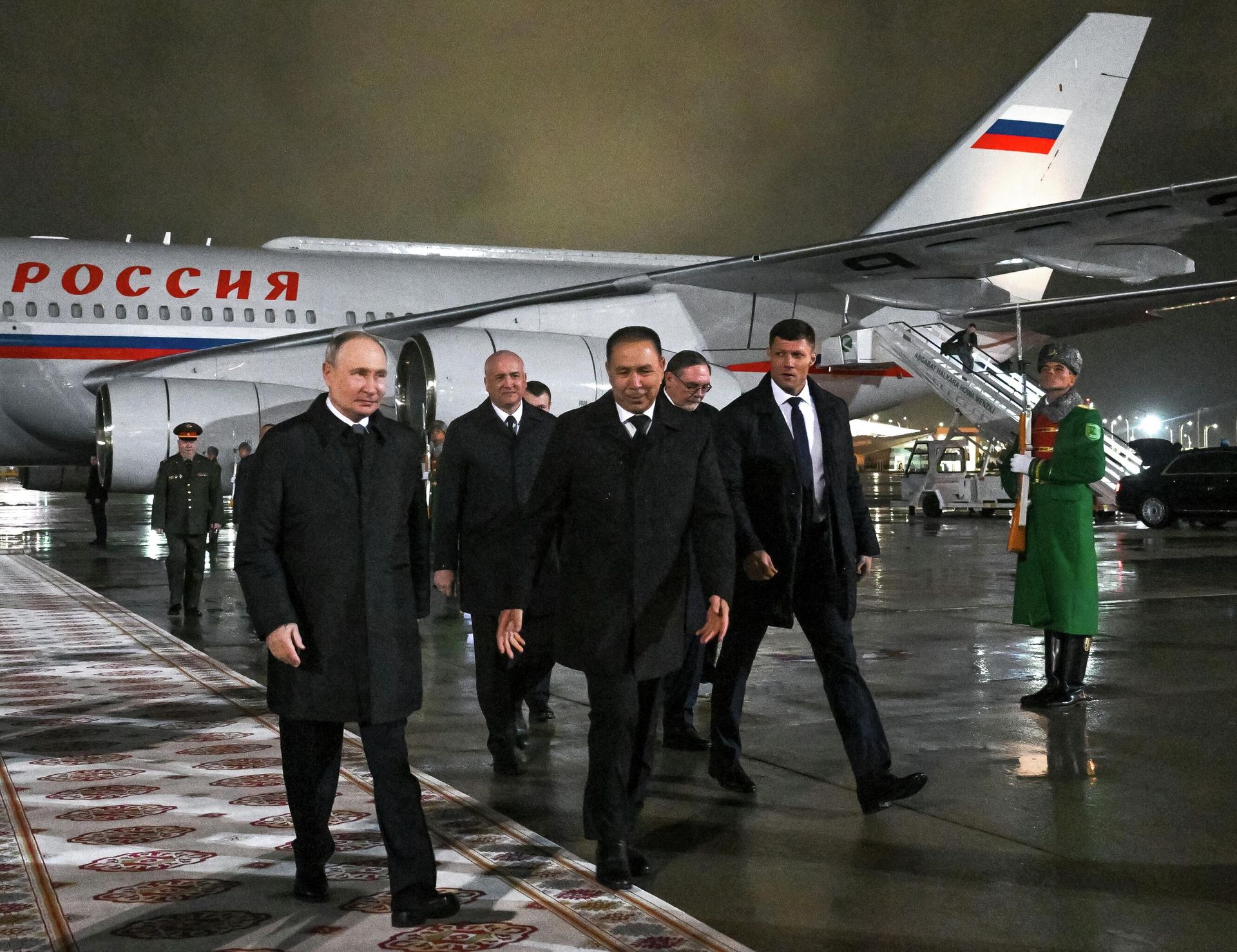 Президент России Владимир Путин прибыл в Международный аэропорт в Ашхабаде - РИА Новости, 1920, 12.12.2025