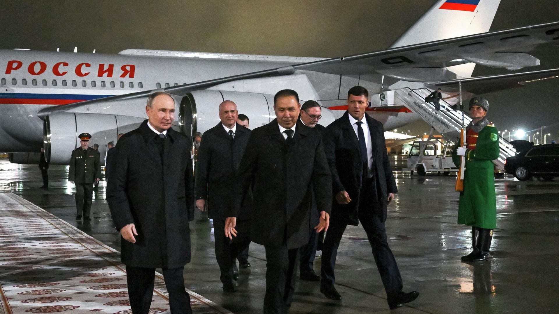 Президент России Владимир Путин прибыл в Международный аэропорт в Ашхабаде Президент России Владимир Путин прибыл в Международный аэропорт в Ашхабаде - РИА Новости, 1920, 12.12.2025