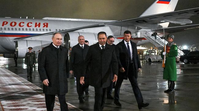 Президент России Владимир Путин прибыл в Международный аэропорт в Ашхабаде