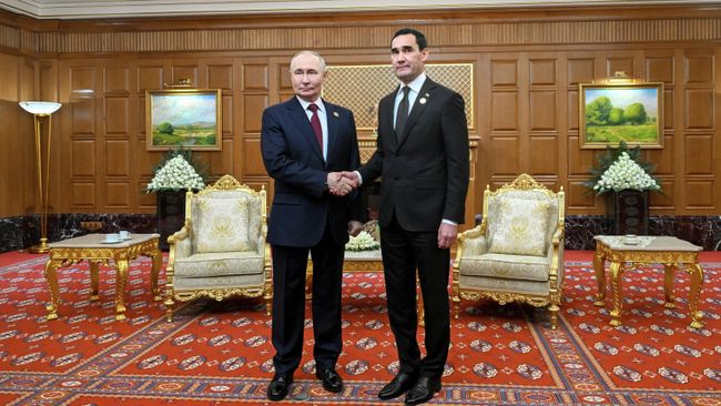 Путин поздравил Бердымухамедова с Днем независимости Туркмении