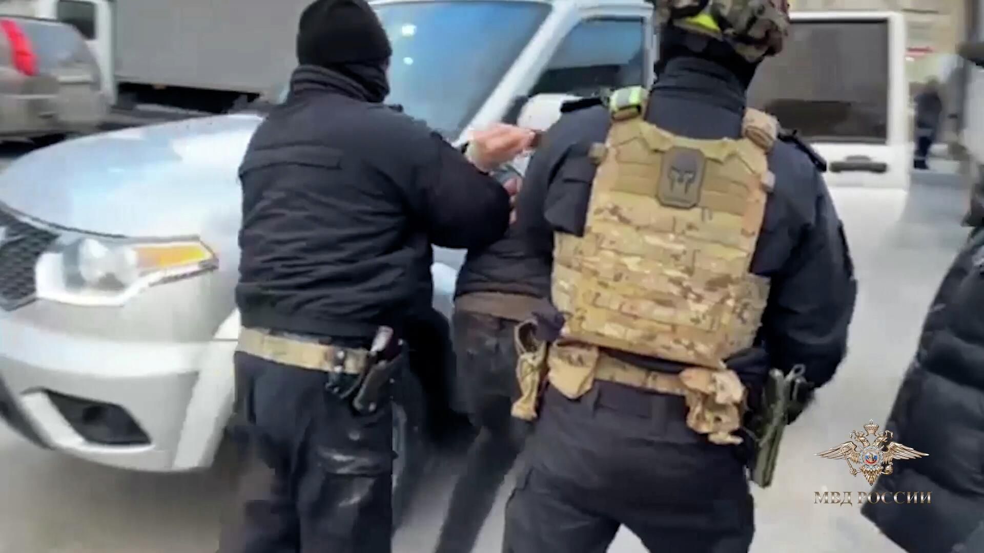 Кадры задержания подозреваемых в краже более 2,5 млн рублей у участника СВО - РИА Новости, 1920, 12.12.2025