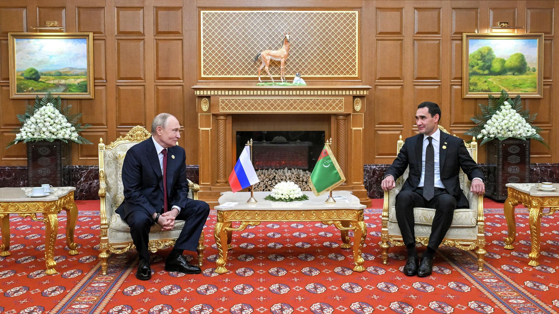 Президент РФ Владимир Путин и президент Туркменистана Сердар Бердымухамедов во время встречи в Ашхабаде Президент РФ Владимир Путин и президент Туркменистана Сердар Бердымухамедов во время встречи в Ашхабаде - РИА Новости, 1920, 12.12.2025