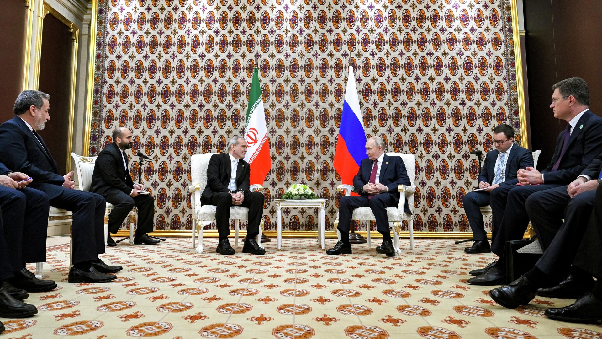 Президент РФ Владимир Путин и президент Ирана Масуд Пезешкиан во время встречи в Ашхабаде Президент РФ Владимир Путин и президент Ирана Масуд Пезешкиан во время встречи в Ашхабаде - РИА Новости, 1920, 12.12.2025