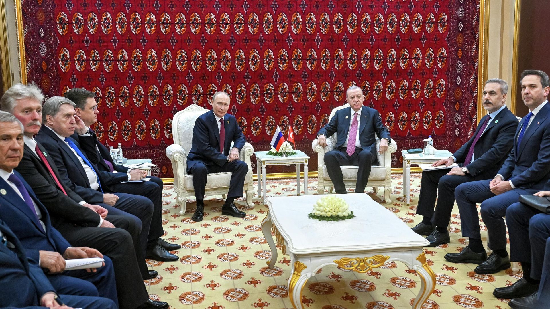 Президент РФ Владимир Путин и президент Турции Реджеп Тайип Эрдоган во время встречи в Ашхабаде. 12 декабря 2025 - РИА Новости, 1920, 12.12.2025