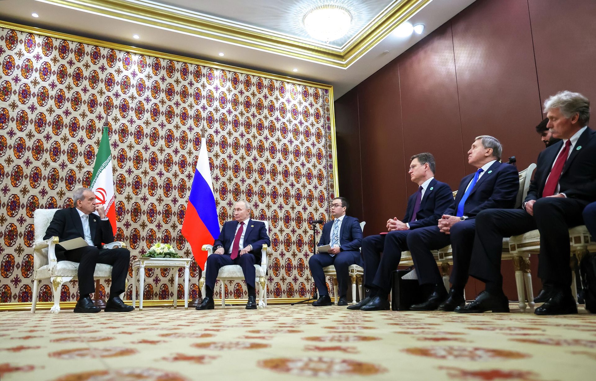 Президент РФ Владимир Путин и президент Ирана Масуд Пезешкиан во время встречи в Ашхабаде - РИА Новости, 1920, 12.12.2025
