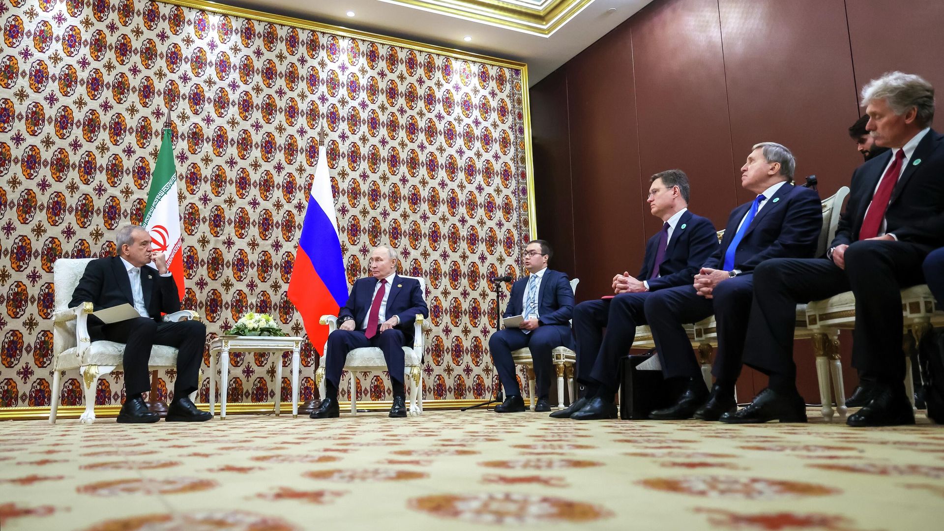 Президент РФ Владимир Путин и президент Ирана Масуд Пезешкиан во время встречи в Ашхабаде - РИА Новости, 1920, 12.12.2025