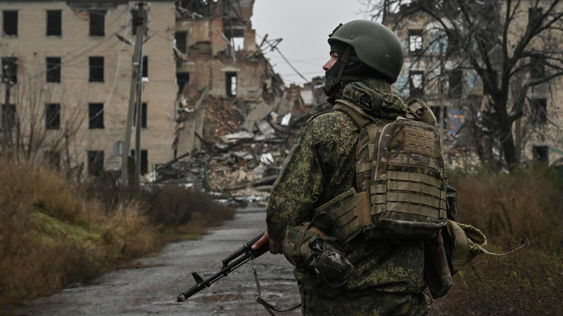 Военнослужащий группировки войск Центр в Красноармейске в ДНР Военнослужащий группировки войск Центр в Красноармейске в ДНР - РИА Новости, 1920, 13.12.2025