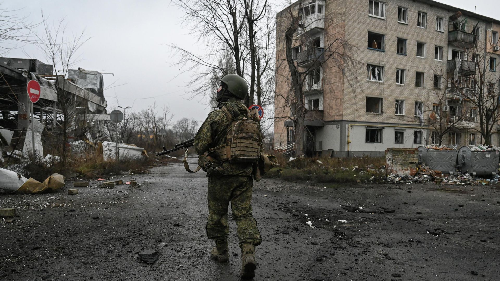 Военнослужащий группировки войск Центр в Красноармейске в ДНР Военнослужащий группировки войск Центр в Красноармейске в ДНР - РИА Новости, 1920, 17.01.2026