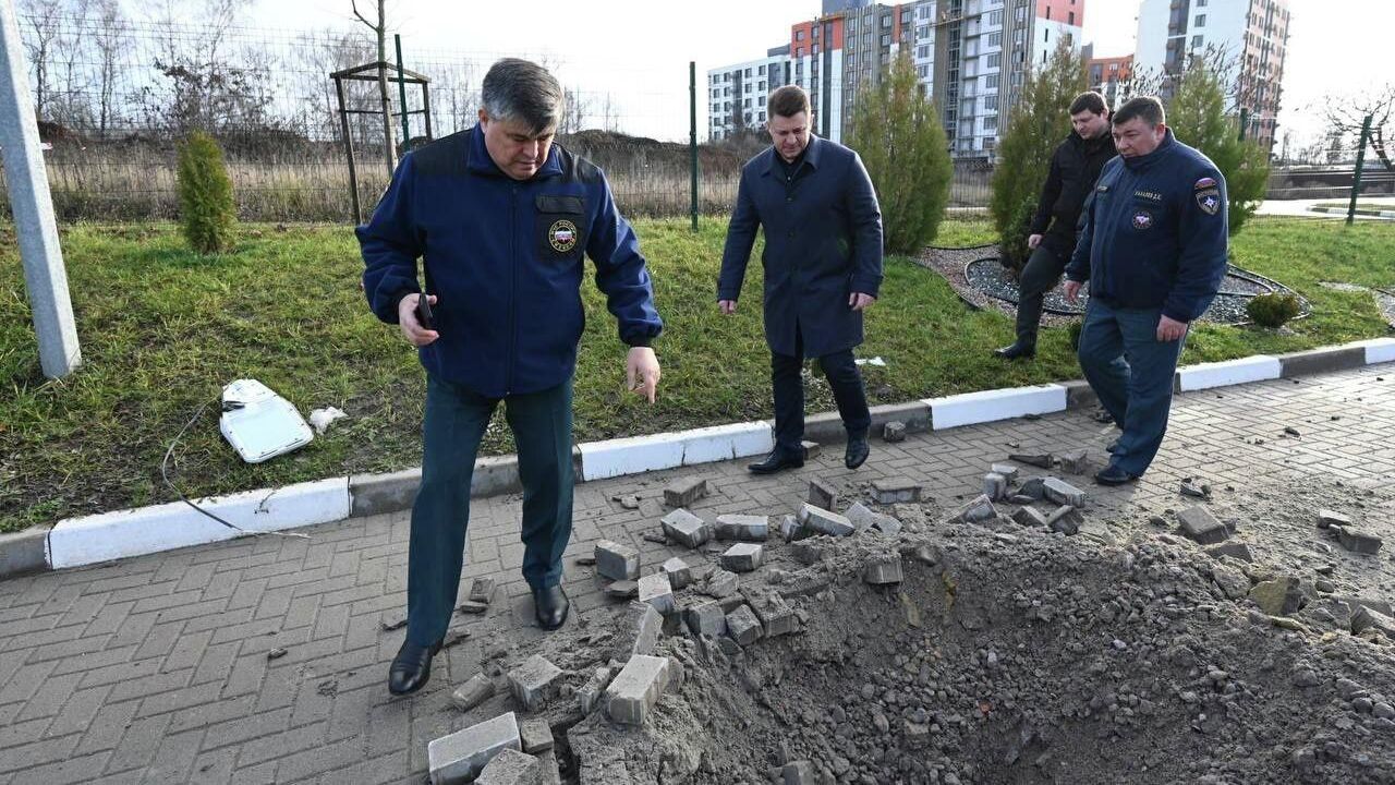 Место падения боеприпаса на территорию социального объекта в Белгороде Место падения боеприпаса на территорию социального объекта в Белгороде - РИА Новости, 1920, 12.12.2025